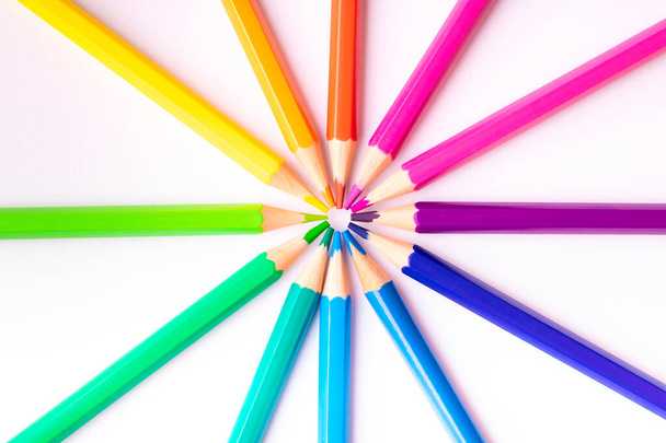 Roda de cor composta por lápis coloridos colocados sobre um fundo branco.  - Foto, Imagem