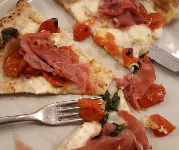 Gros plan de tranches de pizza sur l'assiette - Photo, image