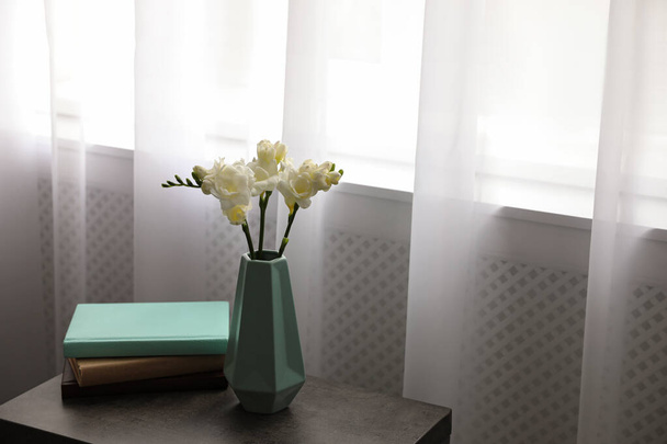 Beautiful spring freesia flowers on table in room - Foto, Imagen