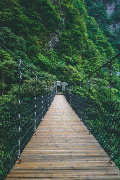 Visí dřevěný most přes údolí na hoře Wugong v Ťiang-si, Čína - Fotografie, Obrázek
