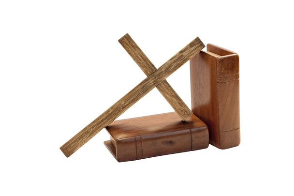 cruz y dos biblias con cubiertas de madera
 - Foto, imagen