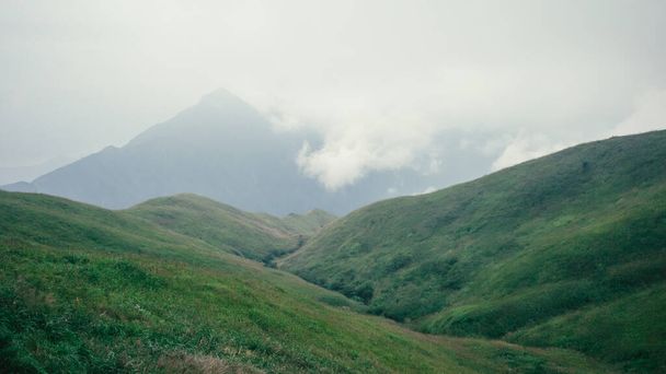 中国江西省武公山の上に雲に覆われた山々と草原の風景 - 写真・画像