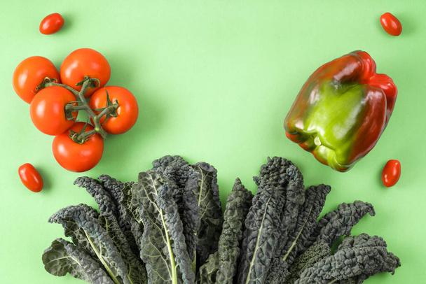 Friss bio nyers zöldségek zöld háttérrel. Diéta, méregtelenítő és egészséges étel koncepció, felülnézeti lapos laikus összetevői saláta. - Fotó, kép
