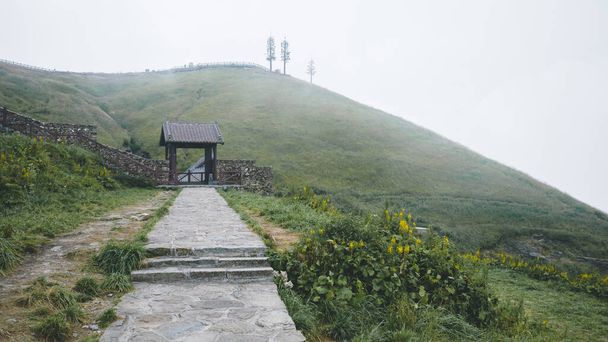 Pad leidt naar poort op Wugong Mountain in Jiangxi, China - Foto, afbeelding