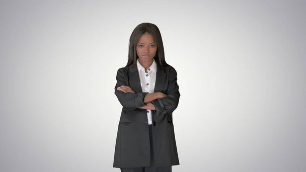 Confident african american businesswoman with crossed arms on gr - Foto, afbeelding