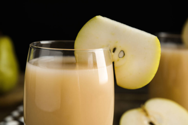 Fresh juice with slice of pear, closeup - Foto, afbeelding