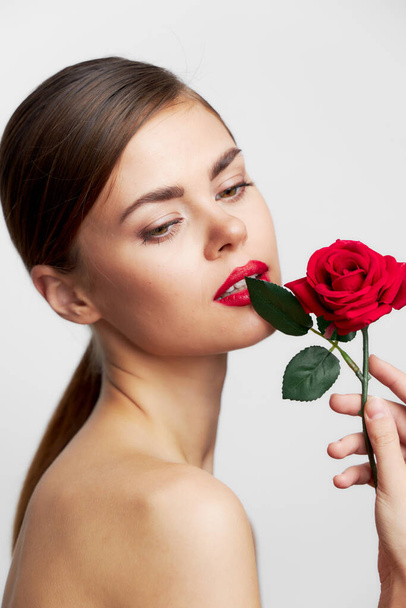 Atractivo cuerpo de mujer sostiene una rosa cerca de la cara de la atención de lujo  - Foto, imagen