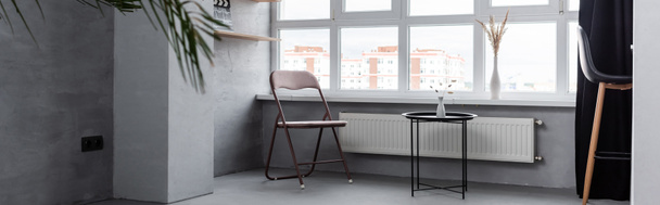 Panorâmica tiro de casa interior com cadeiras e mesa de café perto da janela - Foto, Imagem