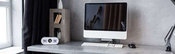 Panoráma felvétel a munkahelyről számítógéppel és dekorációval - Fotó, kép