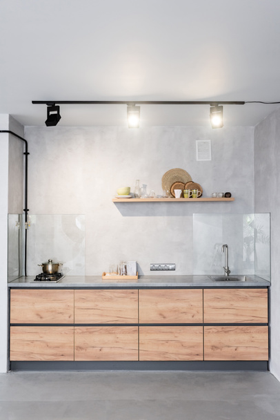 Geniş, beton duvarlı minimalist bir mutfak. - Fotoğraf, Görsel