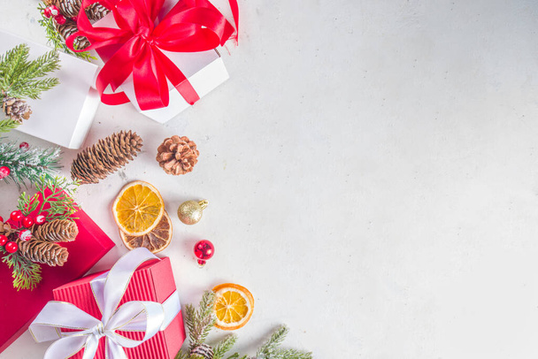 Noël et Nouvel An fond de carte de voeux. Coffrets cadeaux de Noël rouge et blanc avec branches de sapin, décor de Noël flatlay fond blanc - Photo, image