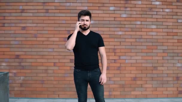 glücklicher junger Mann telefoniert - Filmmaterial, Video