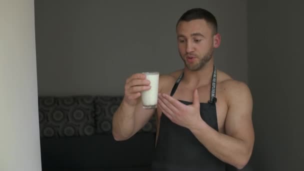 Een blogger kost een cocktail door zichzelf op video neer te schieten. - Video