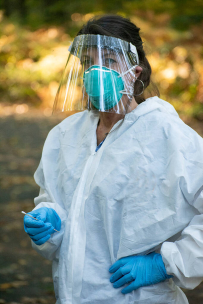 Covid19感染症の屋外でウイルス検査を行うコロナウイルス医療従事者 - 写真・画像