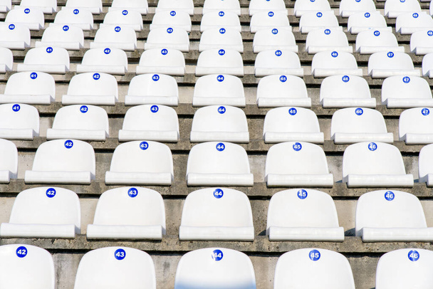 Leere Trebuns im Fußballstadion, Sitzplatz - Foto, Bild