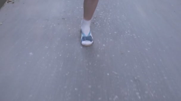 close-up tiro de meninas pernas enquanto ela pula jogando hopscotch ao ar livre - Filmagem, Vídeo