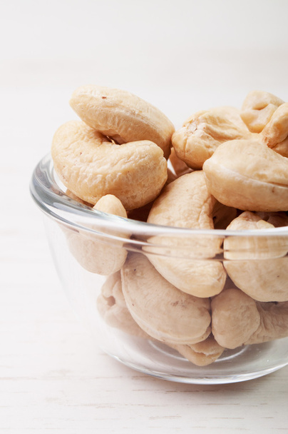 Lähikuva kuva cashew pähkinät kulhoon - Valokuva, kuva