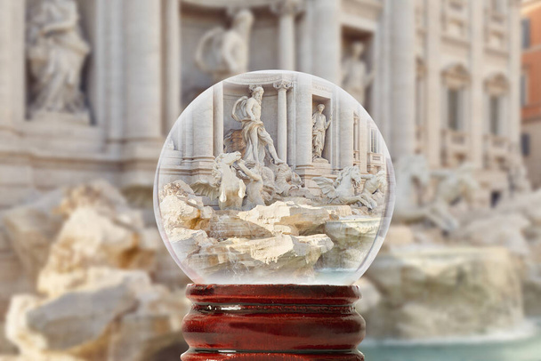 ローマで最も重要な観光スポットの一つ-ガラス透明帯を介して人々のない明るい夏の日にトレビの泉 - 写真・画像