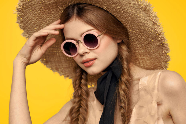 Романтична жінка в капелюсі розважається на жовтому тлі і сонцезахисні окуляри портрет моделі чорної стрічки
 - Фото, зображення