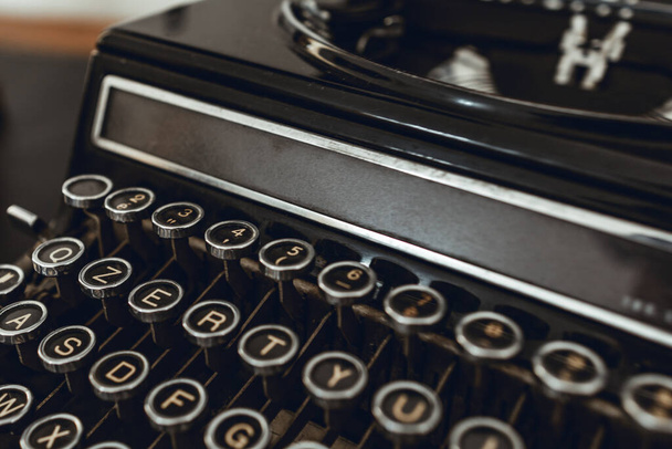 Винтажная пишущая машинка - Фото, изображение