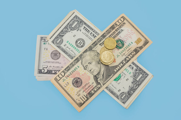 Egy halom dollár és érme kék alapon. Pénzügyi koncepció. 1.5.10 dolláros számlák. Kilátás felülről - Fotó, kép