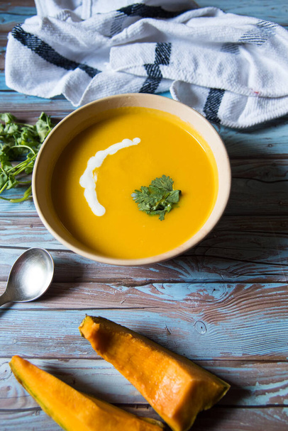 Тыквенный суп в миске и приправы - Фото, изображение