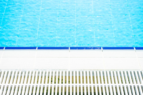 Piscina al aire libre con agua azul como concepto de viaje de verano - Foto, Imagen