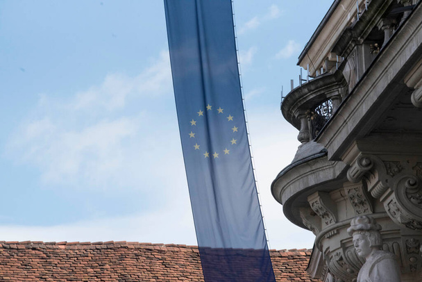 Σημαία της Ευρωπαϊκής Ένωσης, γαλάζια σημαία με κίτρινα αστέρια που αντιπροσωπεύουν την ΕΕ - Φωτογραφία, εικόνα