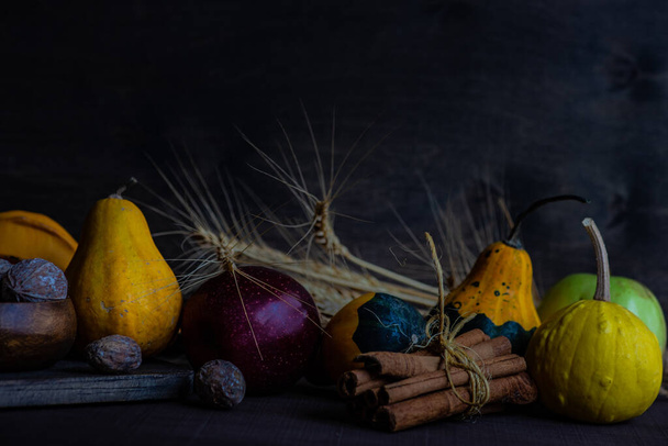 Концепция открытки на День благодарения с осенними хетверами овощи, фрукты и орехи на деревенском деревянном фоне с копировальным пространством - Фото, изображение