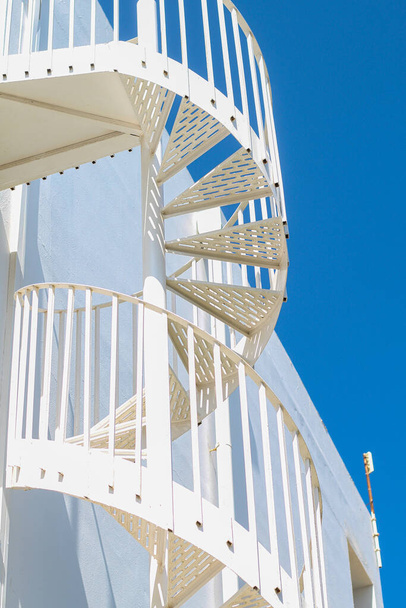 білі спіральні сходи на блакитне небо
 - Фото, зображення