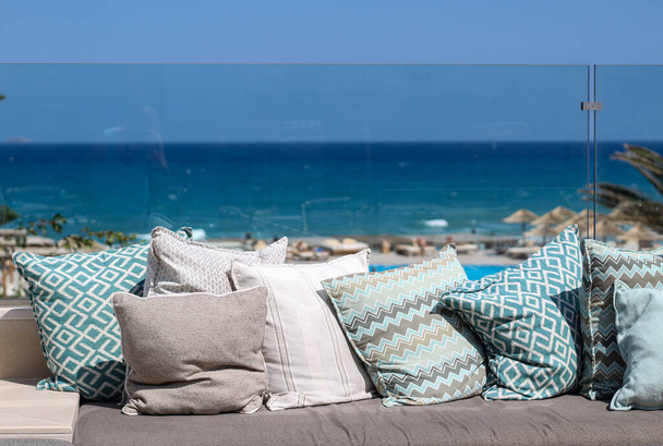 Tengeri kilátás egy hangulatos kanapé a teraszon. Kréta. Görögország 2019. - Fotó, kép