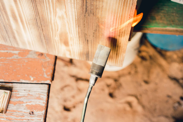 wood processing with a gas burner/burning a wooden surface with a gas burner - Foto, Bild