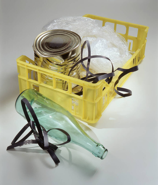 Kassette mit Kunststoff, Glas und Metall zum Recyceln - Foto, Bild