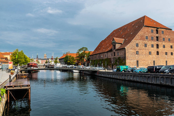 コペンハーゲン,デンマーク- 2019年8月27日:デンマーク、コペンハーゲンのスロッツショルメンにあるクリスチャン4世ブルーハウスのファサード  - 写真・画像