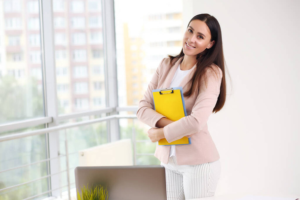 Beautiful business woman on the background of the modern office - Fotoğraf, Görsel