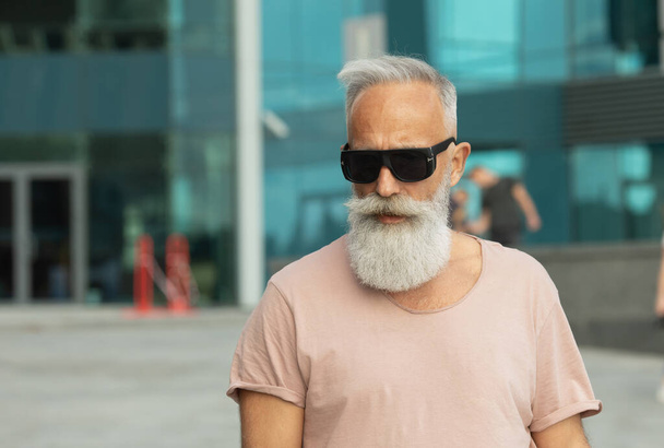 Bearded mature hipster man walking by the city - Foto, Imagem