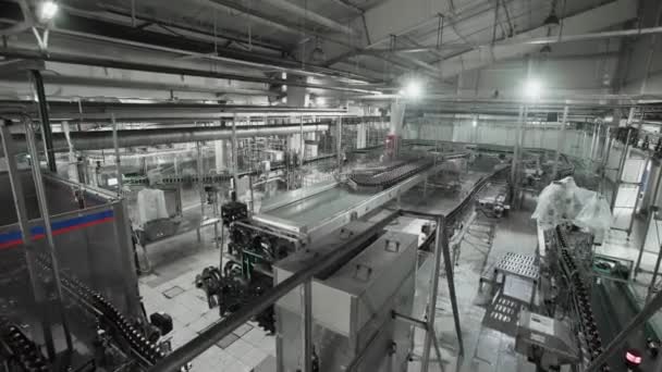 Wnętrze fabryki piwa z dużą ilością maszyn w pracy - Materiał filmowy, wideo