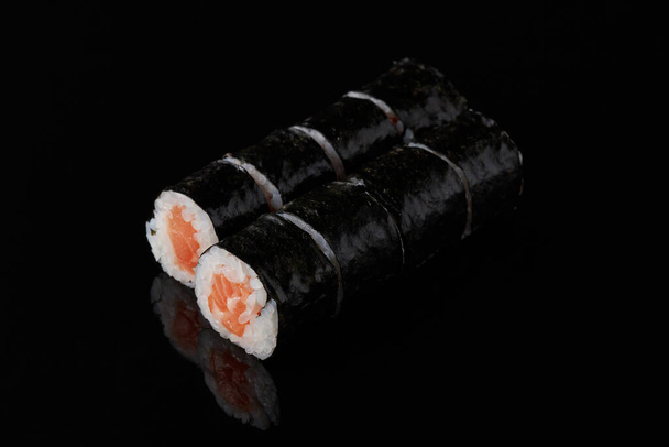 Shake roru - salmon, wasabi on black background - Foto, afbeelding