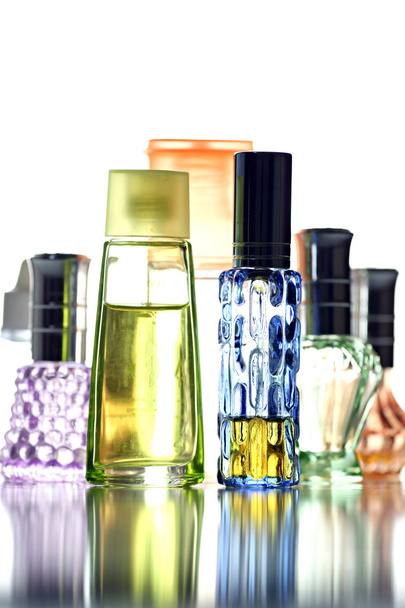 birçok farklı renk izole parfüm şişe. - Fotoğraf, Görsel