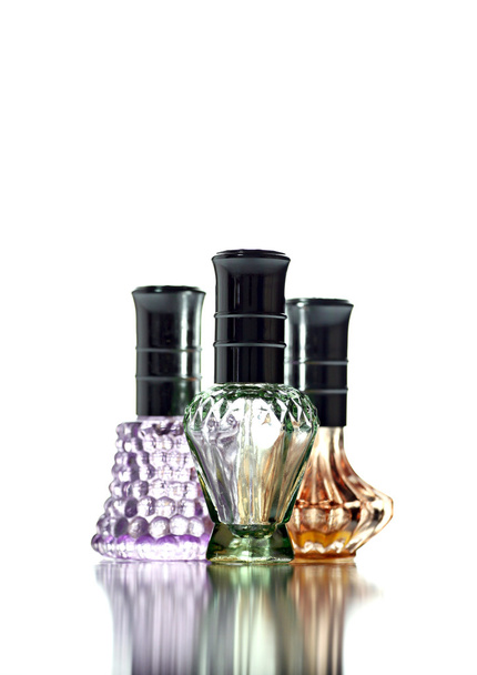 Muchos botella con perfume de diferentes colores aislados
. - Foto, Imagen