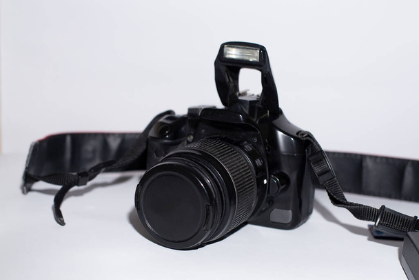 fotocamera nera si trova su uno sfondo bianco - Foto, immagini