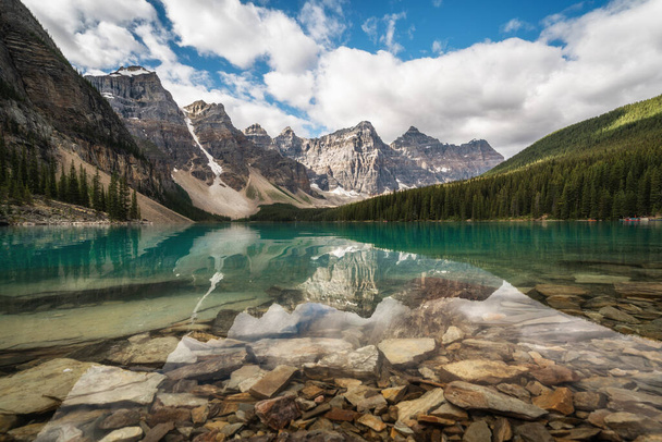 Λίμνη Moraine και Κοιλάδα των Δέκα Κορυφών στο Εθνικό Πάρκο Banff, Αλμπέρτα, Καναδάς. - Φωτογραφία, εικόνα