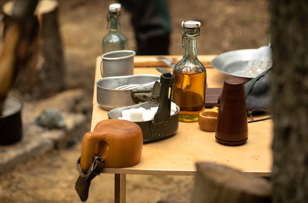 Camping jídelní stůl, retro láhve a víčka hrnce - Fotografie, Obrázek
