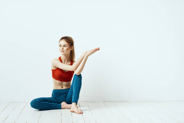 Спортивна жінка позує гімнастика баланс вправи легкий фон
 - Фото, зображення