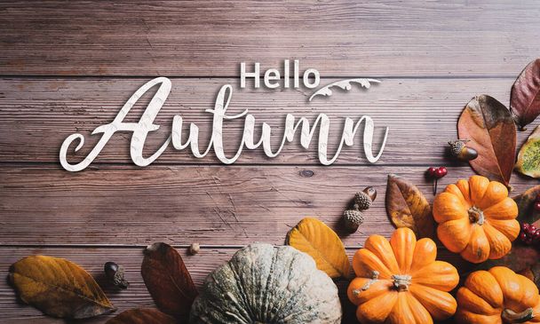 乾燥した葉や暗い木製の背景にカボチャから秋の背景装飾。フラットレイアウト、秋、感謝祭のコンセプトのためのコピースペースとトップビュー. - 写真・画像