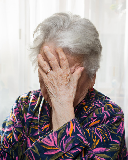 ηλικιωμένη γυναίκα που πάσχει από πονοκέφαλο - Φωτογραφία, εικόνα