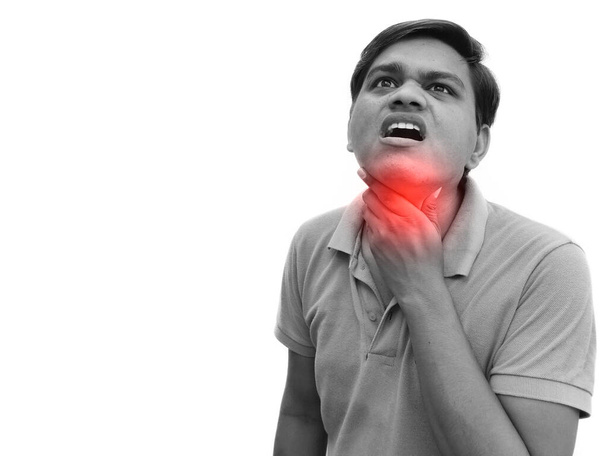Чоловік торкається свого горла через холод, біль у горлі
 - Фото, зображення