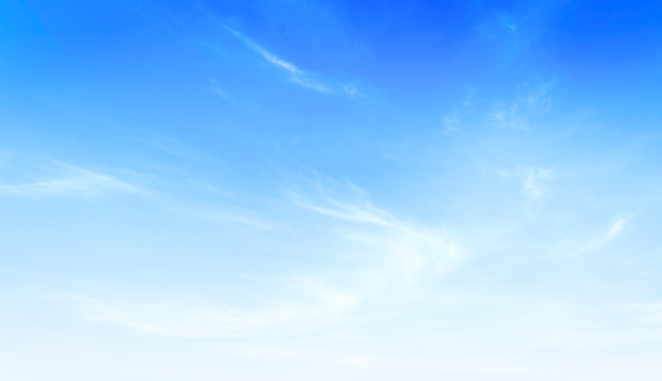 青い空のコンセプトのためのきれいな空気の国際デー:澄んだ空と白い雲の背景 - 写真・画像