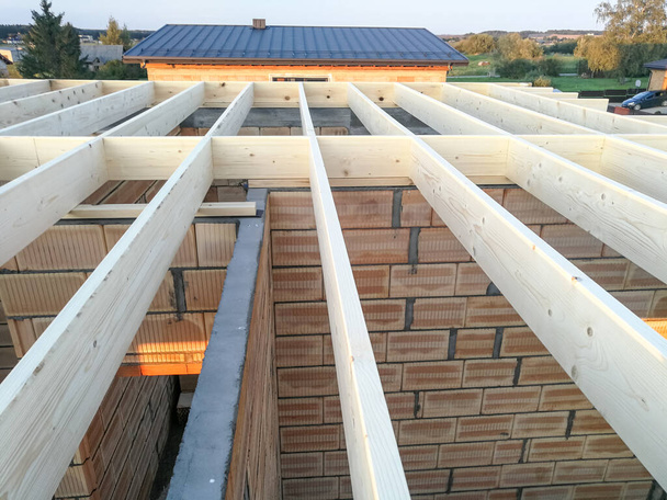 Houtbalken voor nieuwe dakconstructie op bouwplaats - Foto, afbeelding