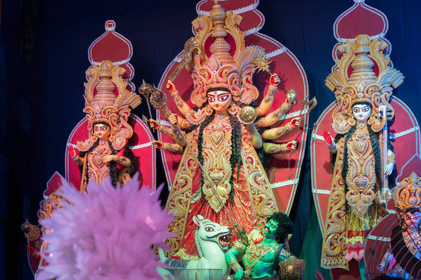 Godin Durga idool, Durga Puja festival 's nachts. Schot onder gekleurd licht in Howrah, West-Bengalen, India. - Foto, afbeelding